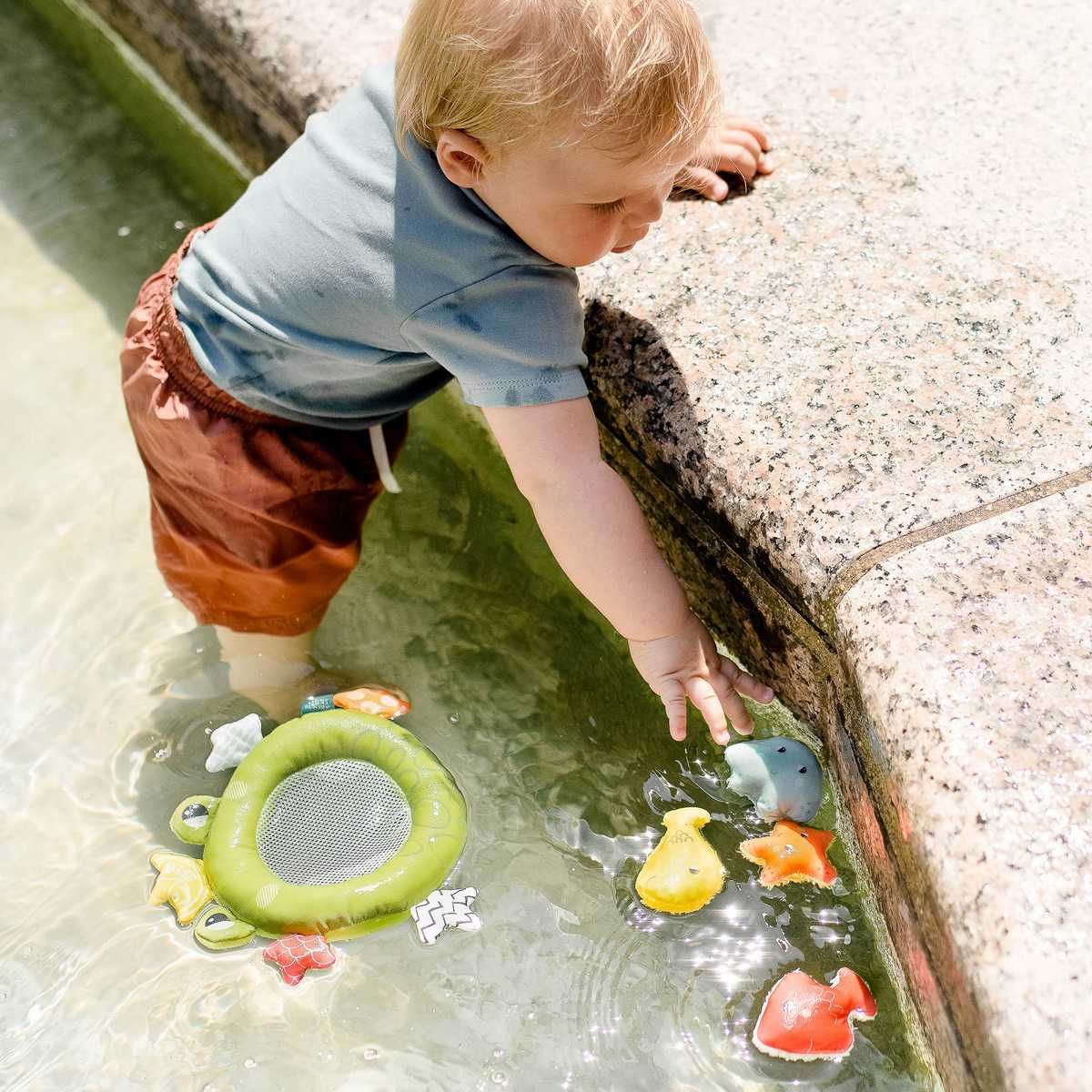 Bild Fehn - Baby mit Wasserspielzeug (Badekescher Frosch)